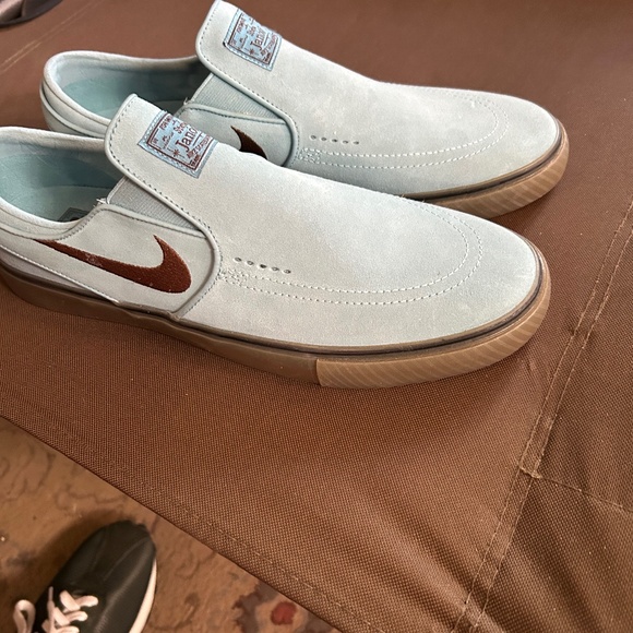 Nike shoes - Picture 1 of 2